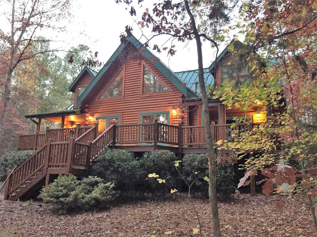 Gorgeous lakefront log home
